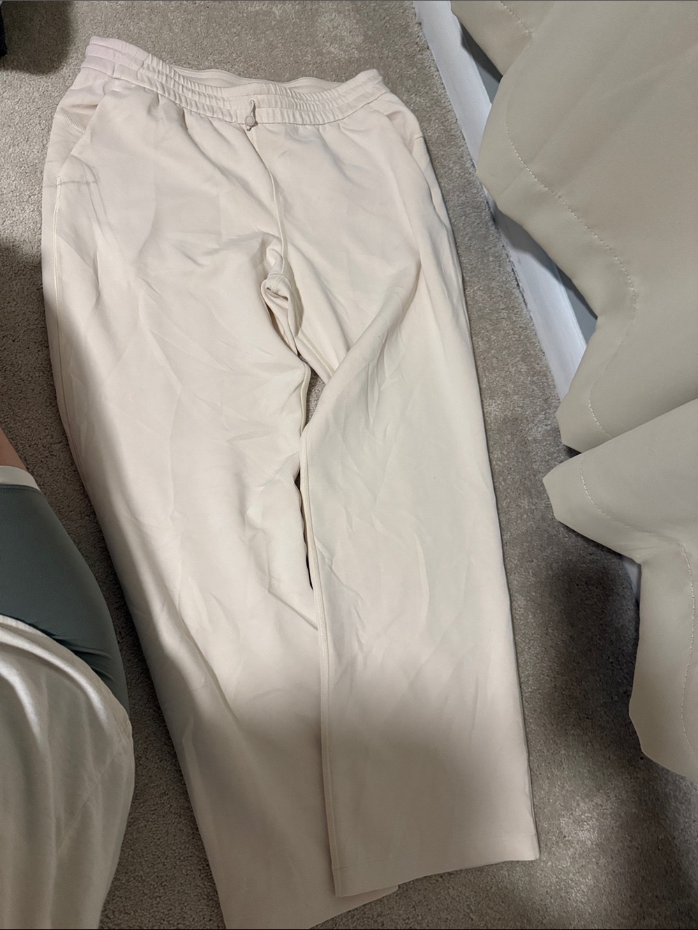 LULULEMON - soft stream sweatpants